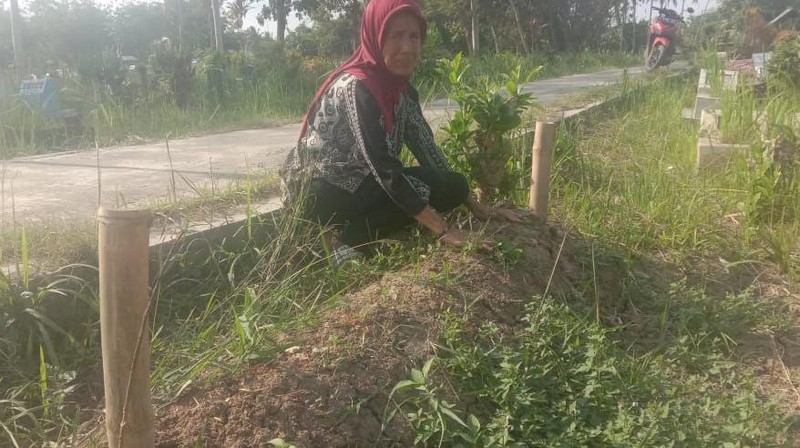 Tim berbuatbaik.id Bantu Lunasi Utang Pengobatan Kakek Pemungut Rongsokan