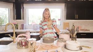 Serba Pink! Paris Hilton Luncurkan Seri Alat Masak Pilihannya