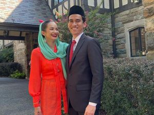 Potret Enzy Storia Jadi None Betawi saat Upacara Kemerdekaan RI di Amerika