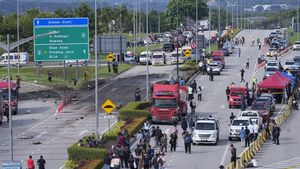 Foto Lokasi Pesawat Jatuh di Jalan Tol Malaysia, Puing Berserakan