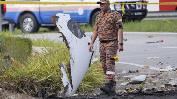 Jet Pribadi Jatuh di Tol Malaysia, Puing-puing Berserakan