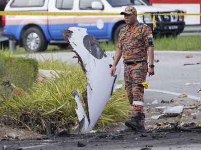 Jet Pribadi Jatuh di Tol Malaysia, Puing-puing Berserakan