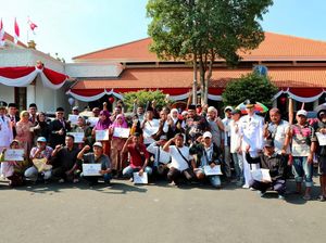 Syukur Gubernur Khofifah Berbagi Bersama PKL dan Masyarakat di Grahadi