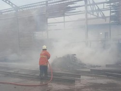 Gudang Kayu di Surabaya Terbakar gegara Percikan Api Las