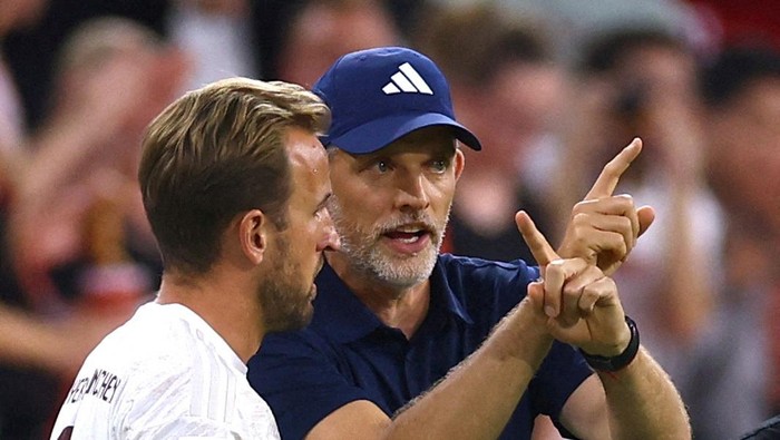 FILE PHOTO: Soccer Football - DFL Super Cup - Bayern Munich v RB Leipzig - Allianz Arena, Munich, Germany - August 12, 2023 Bayern Munich coach Thomas Tuchel gives instructions to Harry Kane before he comes on as a substitute REUTERS/Kai Pfaffenbach DFL REGULATIONS PROHIBIT ANY USE OF PHOTOGRAPHS AS IMAGE SEQUENCES AND/OR QUASI-VIDEO./File Photo