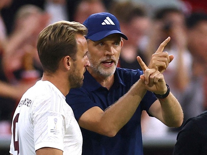 FILE PHOTO: Soccer Football - DFL Super Cup - Bayern Munich v RB Leipzig - Allianz Arena, Munich, Germany - August 12, 2023 Bayern Munich coach Thomas Tuchel gives instructions to Harry Kane before he comes on as a substitute REUTERS/Kai Pfaffenbach DFL REGULATIONS PROHIBIT ANY USE OF PHOTOGRAPHS AS IMAGE SEQUENCES AND/OR QUASI-VIDEO./File Photo