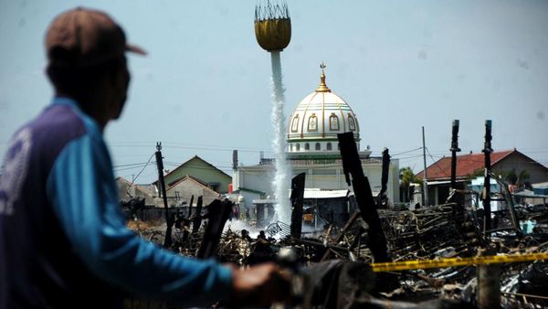 Helikopter Water Boombing Coba Padamkan Kebakaran Kapal di Tegal
