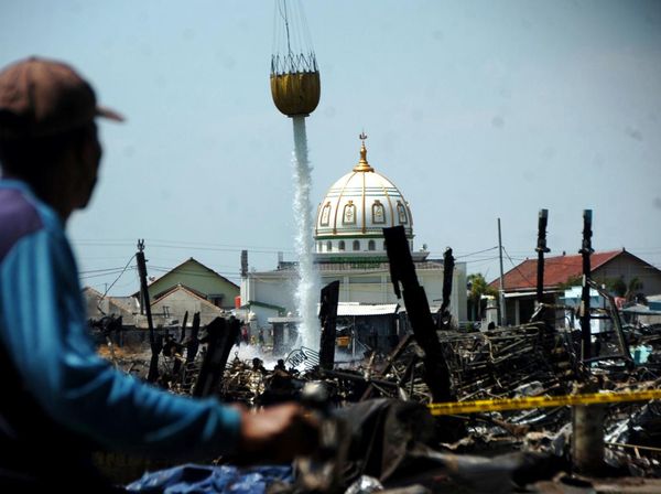 Helikopter Water Boombing Coba Padamkan Kebakaran Kapal di Tegal