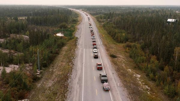 Iring-iringan Kendaraan Warga Kanada Ngungsi Gegara Kebakaran