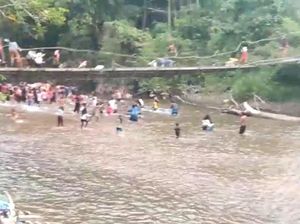 Jembatan Putus Saat Warga Kalbar Nonton Lomba Tangkap Bebek, 28 Orang Luka Jembatan Putus Saat Warga Kalbar Nonton Lomba Tangkap Bebek, 28 Orang Luka