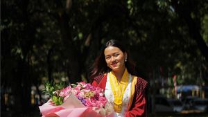 6 Gaya Jian Ayune Sundul Langit Anak Bupati yang Lulus Cumlaude
