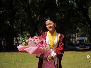 6 Gaya Jian Ayune Sundul Langit Anak Bupati yang Lulus Cumlaude 6 Gaya Jian Ayune Sundul Langit Anak Bupati yang Lulus Cumlaude