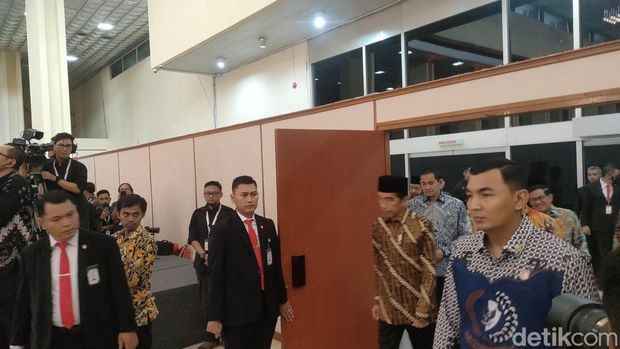 Jokowi Hadiri Peringatan Hari Konstitusi di MPR