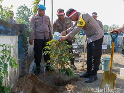 Tekan Polusi Udara, 1.115 Pohon Ditanam di Kantor Polisi Jombang