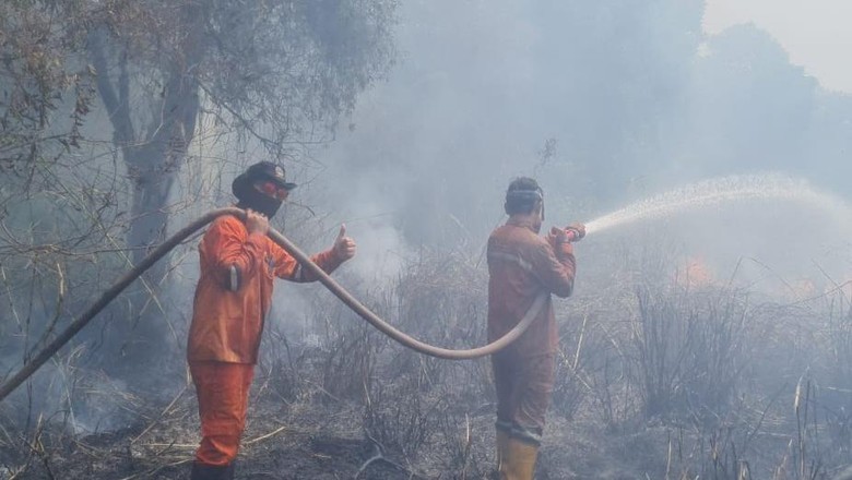 Karhutla di Dekat Tol Palindra Sumsel, Water Bombing Dikerahkan