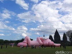 Patung Monumental KAWS Rebahan di Candi Prambanan