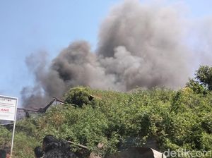 Ada Kebakaran Dekat Pabrik Paku Sidoarjo, Asap Hitam Membubung Tinggi