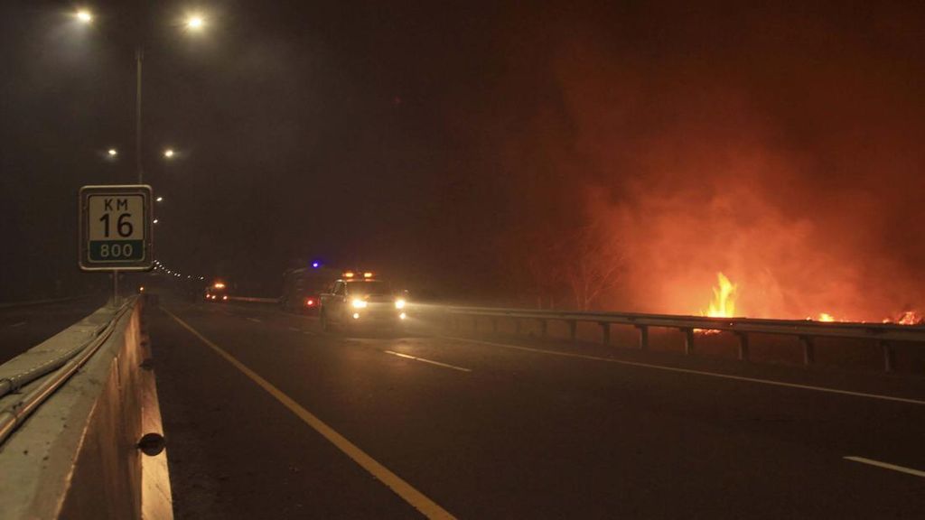 Bahaya! Kebakaran Lahan Dekati Tol Palembang-Indralaya Bahaya! Kebakaran Lahan Dekati Tol Palembang-Indralaya