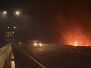 Bahaya! Kebakaran Lahan Dekati Tol Palembang-Indralaya Bahaya! Kebakaran Lahan Dekati Tol Palembang-Indralaya