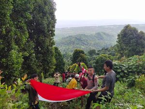 Kapolsek Pakue Pimpin Pengibaran Bendera Merah Putih di Ketinggian 2.422 Mdpl