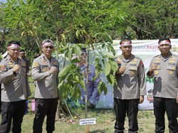 Mabes Polri dan Polda Jatim Lakukan Penghijauan di Kenpark Surabaya