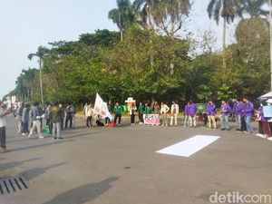 Batal ke Istana, BEM SI Gelar Aksi di Patung Kuda