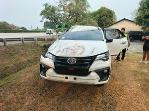 Fortuner Kecelakaan di Tol Cijago hingga Ringsek, Sopir Terluka