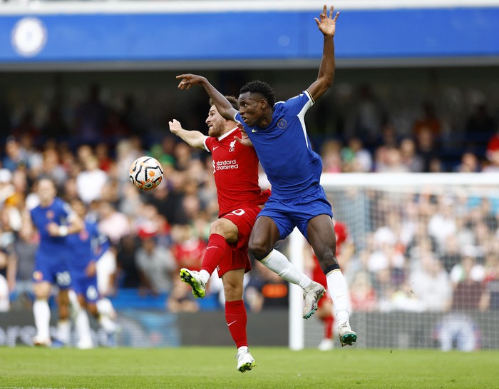 Soccer Football - Premier League - Chelsea v Liverpool - Stamford Bridge, London, Britain - August 13, 2023 Chelseas Nicolas Jackson in action with Liverpools Alexis Mac Allister Action Images via Reuters/Peter Cziborra EDITORIAL USE ONLY. No use with unauthorized audio, video, data, fixture lists, club/league logos or live services. Online in-match use limited to 75 images, no video emulation. No use in betting, games or single club /league/player publications.  Please contact your account representative for further details.