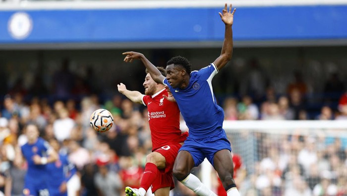 Soccer Football - Premier League - Chelsea v Liverpool - Stamford Bridge, London, Britain - August 13, 2023 Chelseas Nicolas Jackson in action with Liverpools Alexis Mac Allister Action Images via Reuters/Peter Cziborra EDITORIAL USE ONLY. No use with unauthorized audio, video, data, fixture lists, club/league logos or live services. Online in-match use limited to 75 images, no video emulation. No use in betting, games or single club /league/player publications.  Please contact your account representative for further details.