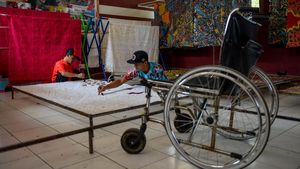 Potret Penyandang Disabilitas Antusias Membatik