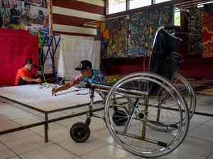 Potret Penyandang Disabilitas Antusias Membatik