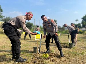 Digagas Kapolri, Polda Metro Tanam 15 Ribu Pohon demi Jaga Bumi