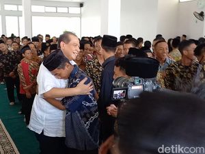 Kunjungi SMA CT ARSA Sukoharjo, Chairul Tanjung Sapa Hangat Para Siswa Kunjungi SMA CT ARSA Sukoharjo, Chairul Tanjung Sapa Hangat Para Siswa