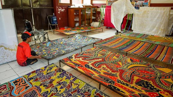 Penyandang Disabilitas Ikut Pelatihan Membatik di Cimahi