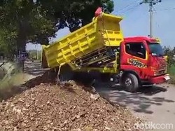 Jalan Rusak-Rawan Kecelakaan, Pemuda Songgom Brebes Swadaya Lakukan Perbaikan