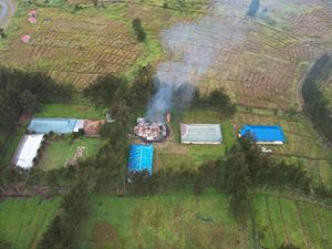 Detik-detik Mencekam KKB Bakar Perpustakaan Sekolah di Puncak Papua Tengah Detik-detik Mencekam KKB Bakar Perpustakaan Sekolah di Puncak Papua Tengah