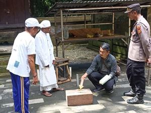 Pura Dalem Kayangan Kedaton Kemalingan, Pelaku Curi 33 Kepeng-Batu Permata