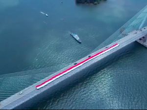 HUT RI, Polri Bentangkan Merah Putih Raksasa di Jembatan Pulau Balang Kaltim