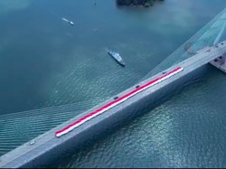 HUT RI, Polri Bentangkan Merah Putih Raksasa di Jembatan Pulau Balang Kaltim