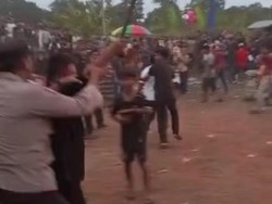 Viral Pria Acungkan Golok di Pertandingan Bola Tarkam di Lebak