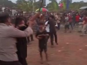 Viral Pria Acungkan Golok di Pertandingan Bola Tarkam di Lebak Viral Pria Acungkan Golok di Pertandingan Bola Tarkam di Lebak