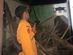 2 Rumah di Kota Bogor Ambruk Usai Diguyur Hujan Deras dan Angin Kencang