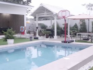 9 Foto Rumah Baru Umi Pipik, Ada Tempat Panahan di Tepi Kolam Renang