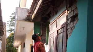 Rumah Odin di KBB Ambruk, Diduga gegara Gempa Banten