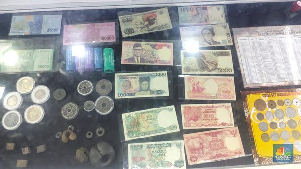 Sejumlah pecinta uang kuno berkumpul di acara Festival Rupiah Berdaulat Indonesia (Ferbi) di Istora Senayan, Jakarta, Jumat (18/8/2023). (CNBC Indonesia/Rosseno Aji Nugroho)