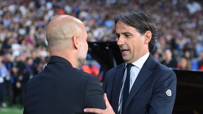 Manchester Citys Spanish manager Pep Guardiola greets Inter Milans Italian head coach Simone Inzaghi (R) during the UEFA Champions League final football match between Inter Milan and Manchester City at the Ataturk Olympic Stadium in Istanbul, on June 10, 2023. (Photo by FRANCK FIFE / AFP)