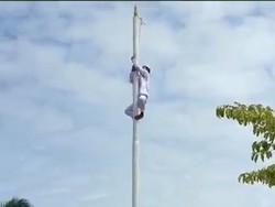 Siswa SMA di Gorontalo Utara Panjat Tiang Bendera saat Upacara HUT ke-78 RI