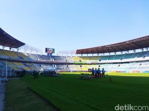UMKM Surabaya Tak Bisa Jual Merchandise Piala Dunia U-17 di Stadion GBT UMKM Surabaya Tak Bisa Jual Merchandise Piala Dunia U-17 di Stadion GBT