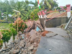 Hujan Lebat di Bengkulu Utara Sebabkan Longsor, Timpa Jalan-Lapangan Futsal