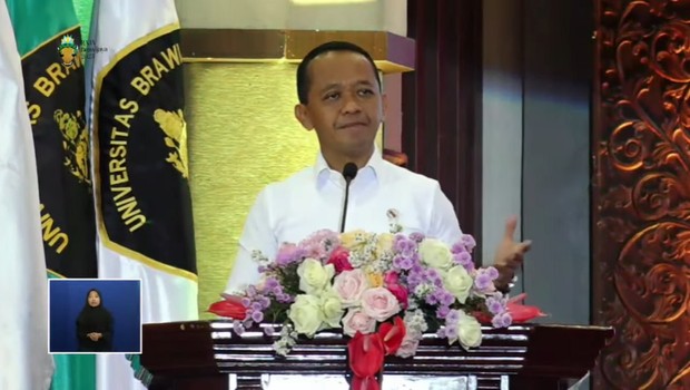 Tangkapan layar potret Menteri Bahlil Lahadalia di Universitas Brawijaya/Foto: Youtube/Kementerian Investasi - BKPM Potret momen menteri investasi Indonesia, Bahlil Lahadalia, saat hadir di acara PK2MABA Universitas Brawijaya.